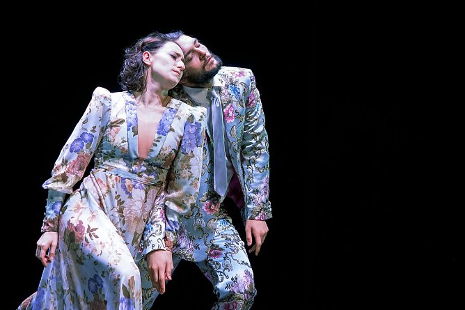 Gabriela Finardi und Joshua Lowe in einem Ausschnitt aus Ein Sommernachtstraum bei der Ballettgala (Foto: Rainer Koch)