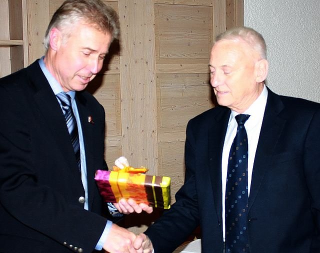 Gratuliert (Foto: NUV) Gratuliert (Foto: NUV)