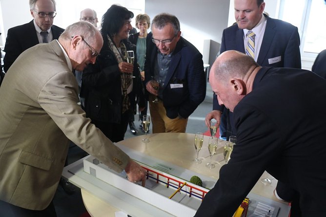 Prof. Poerschke erklärt Minister Wolfgang Tiefensee die Pläne der Forscher (Foto: Angelo Glashagel) Prof. Poerschke erklärt Minister Wolfgang Tiefensee die Pläne der Forscher (Foto: Angelo Glashagel)