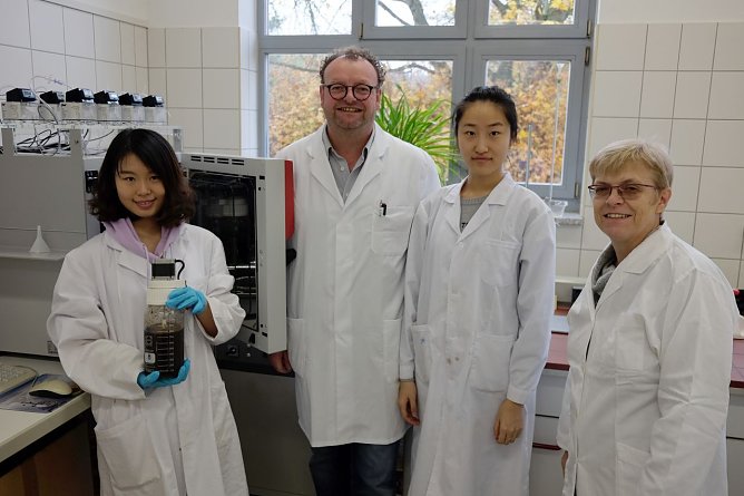 Studentin Yuwei Chang, Laboringenieur Frank Einicke, Studentin Xueyi Cheng und Prof. Dr. rer. nat. Uta Breuer (von links nach rechts) im Labor f&uuml;r Bioverfahrenstechnik der Hochschule Nordhausen (Foto: Jaana Kistner)