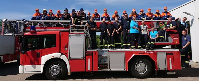 Junge Brandsch&uuml;tzer in Aktion (Foto: Ch. Burkert)