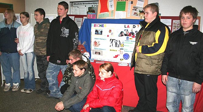 Wandzeitung pr&auml;sentiert (Foto: pln)