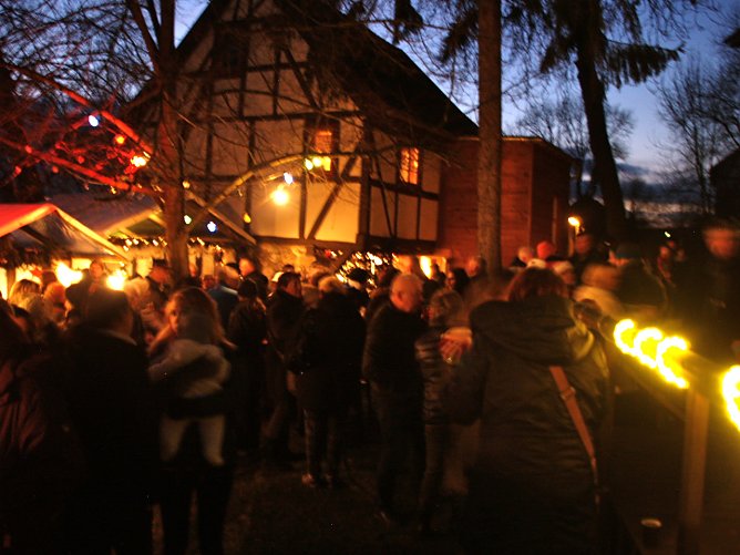 Zum XV. Historischen Adventsmarkt am 1. Dezember stehen schon die Marktbuden in Erwartung ihrer G&auml;ste auf der alten Wehrkirchenanlage zu Liebenrode bereit (Foto: Sabine Wegner)