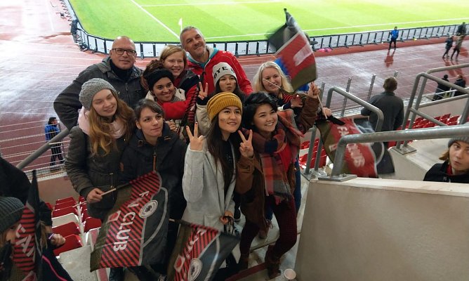 Salzas Fu&szlig;ballerinnen besuchten L&auml;nderspiel (Foto: privat)