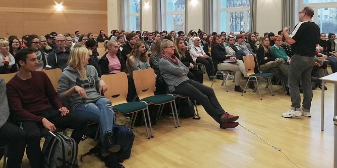 Matthias Gerschwitz in der Aula der Morgenr&ouml;te des SBZ Nordhausen (Foto: privat)
