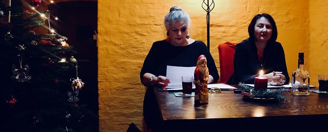 Weihnachtslesung mit Anja Eisner und Susanne Hinsching (Foto: Angelo Glashagel)