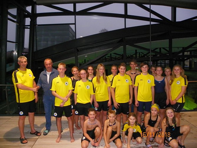 Herr Dipl.-Ing. Thomas Sourell von der Ziegelwerk Nordhausen GmbH bei der &Uuml;bergabe der Shorts an das Wettkampfteam der Trainingsgruppe Juhnke/Hoffmann von SVN 90 e.V. (Foto: Klaus-Peter Kurtz, SVN 90e.V.)