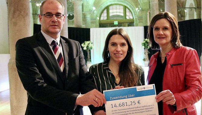 F&ouml;rderbescheid &uuml;bergeben (Foto: privat)