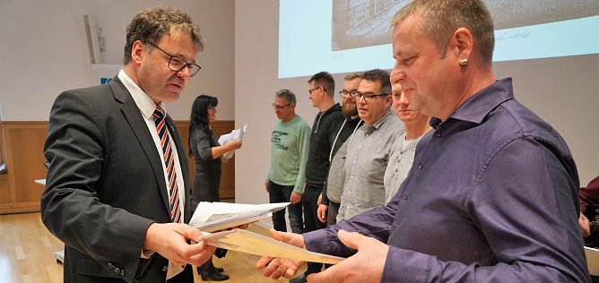 Lis und Rostek zeichnen Mitarbeiter aus (Foto: WVN)