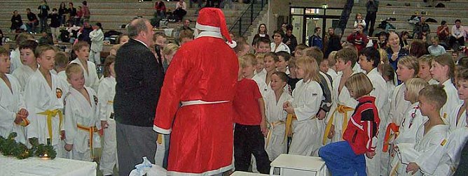 Weihnachtsmann bei Judokas (Foto: Köhler) Weihnachtsmann bei Judokas (Foto: Köhler)