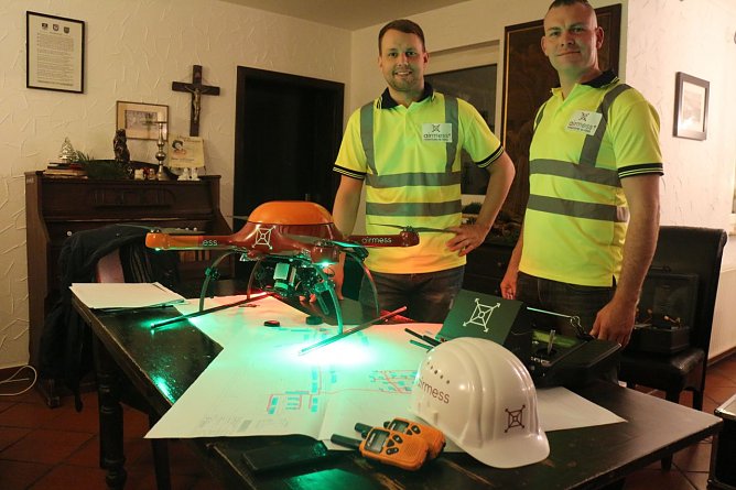 Drohnenpilot Sven Kaleta und Kollege Marco F&uuml;rstner  (Foto: Angelo Glashagel)