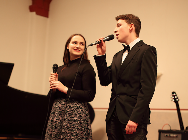 Sangen im Duett und offenbarten ihre Wünsche für das Fest: Martha Hoppe und Willi Dorofeev mit All I want for Christmas (Foto: Heike Roeder)