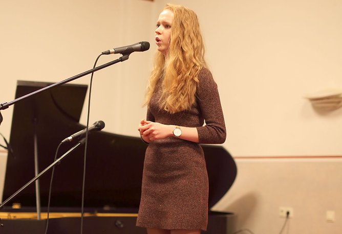 Bereichert seit Jahren die Konzerte - Sophie Kleemann, hier mit A new life (Foto: H. Roeder)