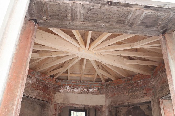 Die Dachkonstruktion musste komplett erneuert werden (Foto: Angelo Glashagel)