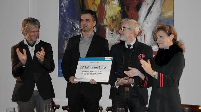 F&ouml;rdermittelbescheid &uuml;bergeben (Foto: Stadtverwaltung Nordhausen)