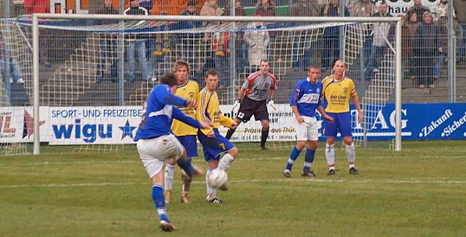 Vergeblich. Torsten Klaus schie&szlig;t in die Zwei-Mann-Mauer (Foto: nnz)