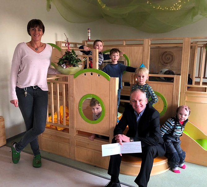 Spenden statt Kundengeschenke: IC Team Nordhausen Gesch&auml;ftsstellenleiter Wolfgang Fuchs, Kita-Leiterin Susann Marold und die Kita-Kinder Jannik, Jonah, Henry, Elena, Nicklas (Foto: KITA Traumzauberbaum)