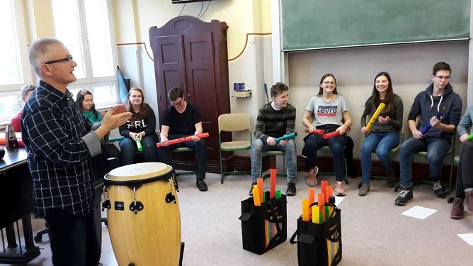 Klaus Hagedorn im Element - verbreitet Freude an der Musik (Foto: Heike Roeder)