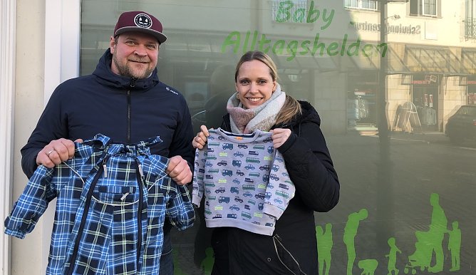 Sportjugendkoordinator Silvio Beer brachte die Spende pers&ouml;nlich der Koordinatorin der Fr&uuml;hen Hilfen, Christin John (Foto: Kreissportbund Nordhausen)