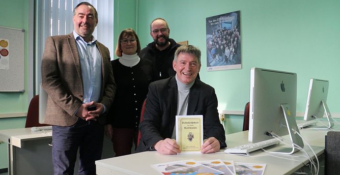 VHS stellt neues Programm vor. v.l.: Mario Hoche-Arbeiter, Kornelia H&ouml;kelmann, Klaus-Uwe Koch und Direktor Gehard T&ouml;lle (Foto: Angelo Glashagel)