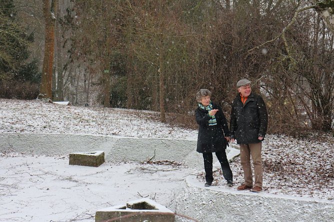 Gisela Hartmann und Wolfgang Oschinsky an den trockenen Teichen (Foto: Angelo Glashagel)