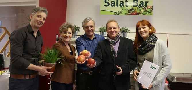 v.l.: Fachmann im Verein Steffen Fahrland, Minsiterin Birgit Keller, Bereichsleiter im Horizont J&ouml;rg Wolf, Gesch&auml;ftsf&uuml;hrer Ren&eacute; K&uuml;bler und Ern&auml;hrungsexpertin Silke Schulze (Foto: Angelo Glashagel)