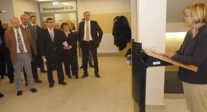 &Uuml;bergabe an den Mieter (Foto: nnz)