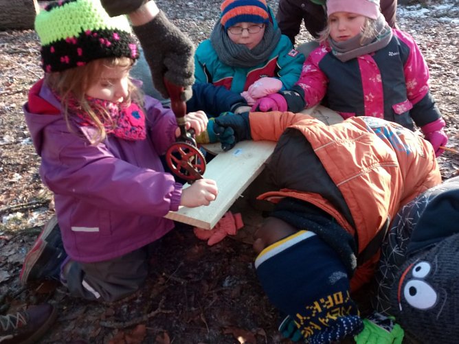 Nistk&auml;sten bauen im Waldkindergarten (Foto: LPV)