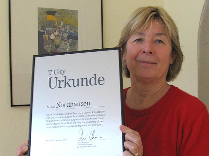 Oberb&uuml;rgermeisterin Rinke mit Urkunde (Foto: psv)