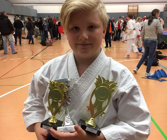 Nico Reim mit seiner Pokal-Kollektion (Foto: S. Schr&ouml;ter)