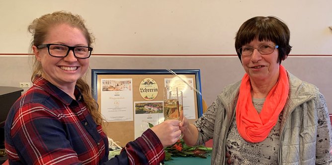 Edith Gro&szlig;e geht in den wohl verdienten Ruhestand und Anna Medzech beendet ihr Referendariat im Haus und beginnt als Kollegin (Foto: Heike Roeder)