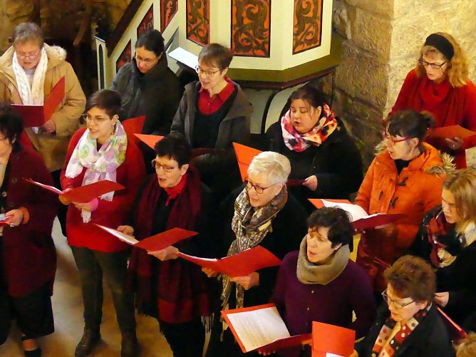 Ein kleiner Ausschnitt aus dem Projektchor bei seinem Auftritt in Sollstedt (Foto: Regina Englert)