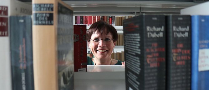 Leselust wecken - Bibliotheksleiterin Hildegard Seidel stellte heute das Programm der Stadtbibliothek im Fr&uuml;hjahr vor (Foto: Angelo Glashagel)