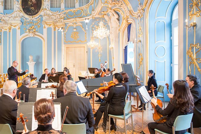 Das Loh-Orchester unter der Leitung von Henning Ehlert im Blauen Saal (Foto: Andras Dobi)
