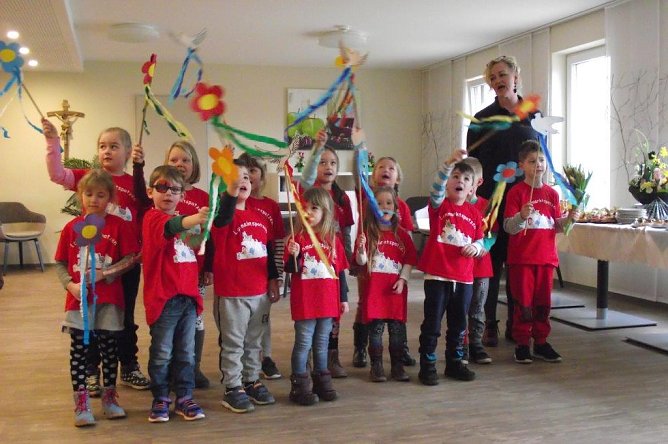M&auml;dchen und Jungen aus dem Johanniter Kindergarten erfreuten die Jubilarin mit ihren Liedern. (Foto: Kurt Frank)