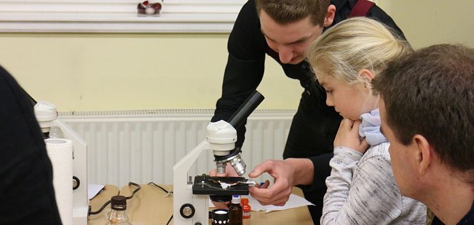 Lange Nacht der Wissenschaften am Herder Gymnasium (Foto: Angelo Glashagel) Lange Nacht der Wissenschaften am Herder Gymnasium (Foto: Angelo Glashagel)