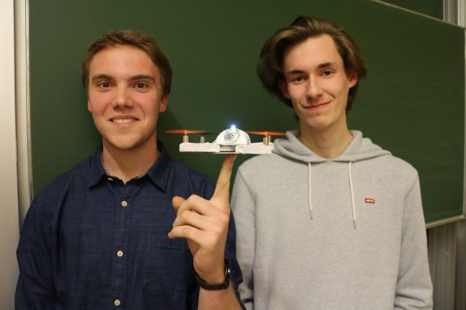 Alexander Junge und Hannes Herboth mit ihrer Papierdrohne (Foto: Angelo Glashagel) Alexander Junge und Hannes Herboth mit ihrer Papierdrohne (Foto: Angelo Glashagel)