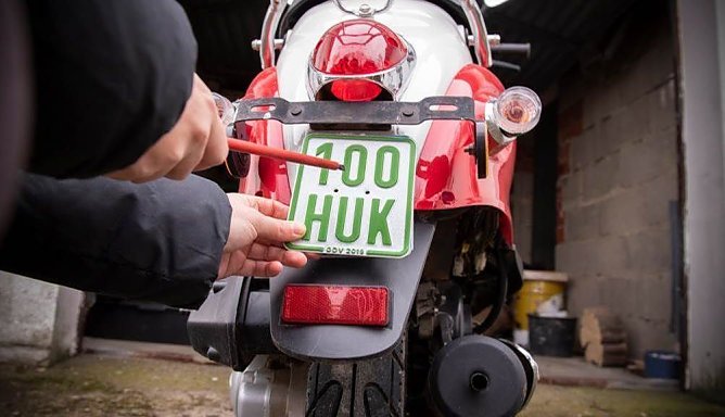 Neues Outfit f&uuml;r Versicherungskennzeichen (Foto: HUK-COBURG)