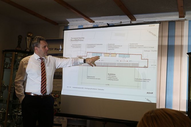 Gunnar Reuter erl&auml;utert die Pl&auml;ne f&uuml;r den 2. Bauabschnitt (Foto: Angelo Glashagel)