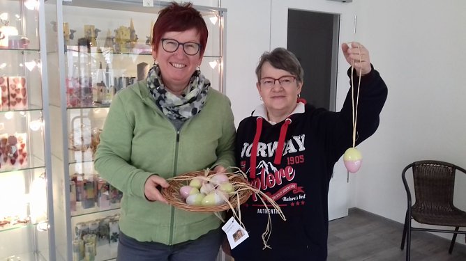 Die Ehrenamtliche Maria Hoffmann und die Werkstattbesch&auml;ftigte Karola Busch pr&auml;sentieren eine Auswahl aus der aktuellen Fr&uuml;hlingskollektion (Foto: Nordth&uuml;ringer Lebenshilfe)