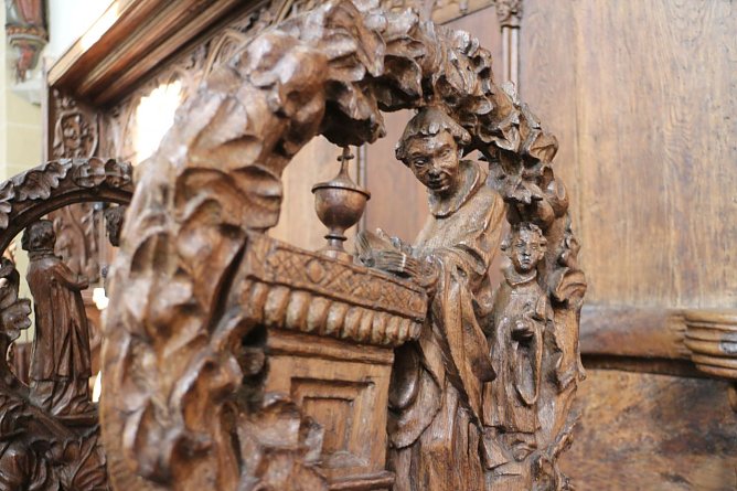 Kanoniker im Chorgestühl - eine Art der Selbtverehrung (Foto: Angelo Glashagel) Kanoniker im Chorgestühl - eine Art der Selbtverehrung (Foto: Angelo Glashagel)