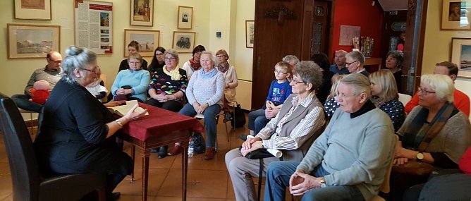 M&auml;rchenlesung f&uuml;r Erwachsene und f&uuml;r ein Kind (Foto: Stadtverwaltung Nordhausen)