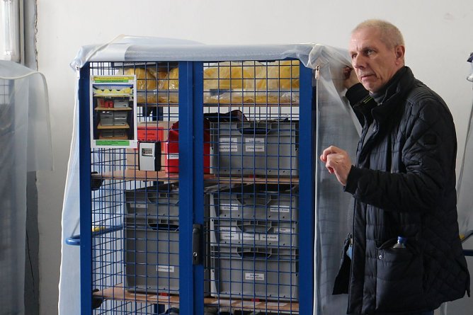 Ralf Seeber erläuterte die Notfallausrüstung (Foto: Angelo Glashagel) Ralf Seeber erläuterte die Notfallausrüstung (Foto: Angelo Glashagel)