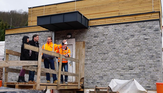 WVN-Chefin Carmen Lis, Bleicherodes B&uuml;rgermeister Frank Rostek, Matthias Eppinger vom BFI Ingenieurb&uuml;ro aus Sonderhausen und Heiko Witter vom bauausf&uuml;hrenden Unternehmen Implenia Bau (v.l.n.r.) besprechen vor der Schieberkammer letzte Details f&uuml;r die Au&szlig;enanlagen (Foto: Wasserverband Nordhausen/Susanne Schedwill)