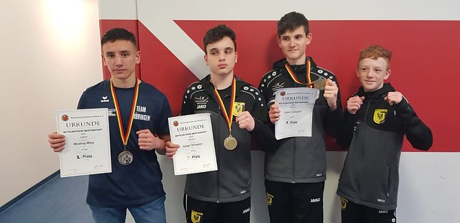 Die Sportler Keanu Zorn, Musheg Mhez, Jangir Osmanov und Collin Ostmann konnten alle mit Medaillen in ihren Gewichtsklassen f&uuml;r sich zur&uuml;ck kommen. (Foto: BSG Altstadt 05)