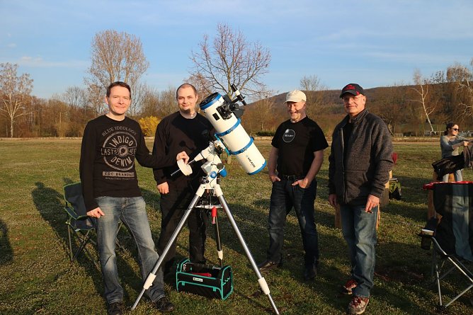 Sternenfreunde am Stausee, v.l.: Alexander Pistorius, Daniel Schneider, Dr. Volker Gorges und Dr. Peter Roskothen (Foto: Angelo Glashagel)
