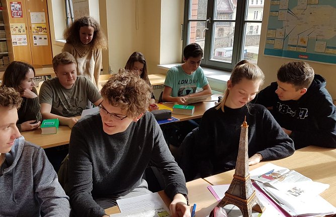 Iris Patat im Franz&ouml;sischunterricht am Humboldt-Gymnasium (Foto: Staatliches Gymnasium Wilhelm von Humboldt)