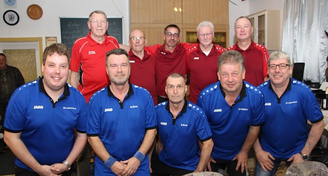 Wie 2016 standen sich wieder Handwerk Nordhausen (in blau) und die TSG Salza in einem Entscheidungsspiel um die Kreismeisterschaft gegen&uuml;ber, diesmal mit Sieg f&uuml;r Salza. (Foto: Uwe Tittel)