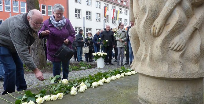 Wei&szlig;e Rosen niedergelegt (Foto: nnz)