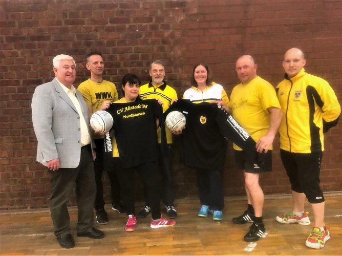 Neue Wettkampfkleidung f&uuml;r die Faustballer des LV Altstadt 98 (Foto: Linda Nuck)